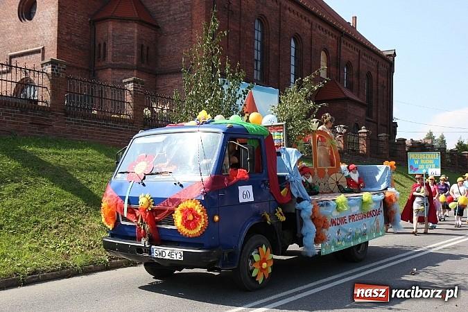 Zdjęcie w galerii na portalu naszraciborz.pl: Potężny korowód dożynkowy w Lubomi! Zobacz jak się bawią nasi sąsiedzi wiadomości z regionu