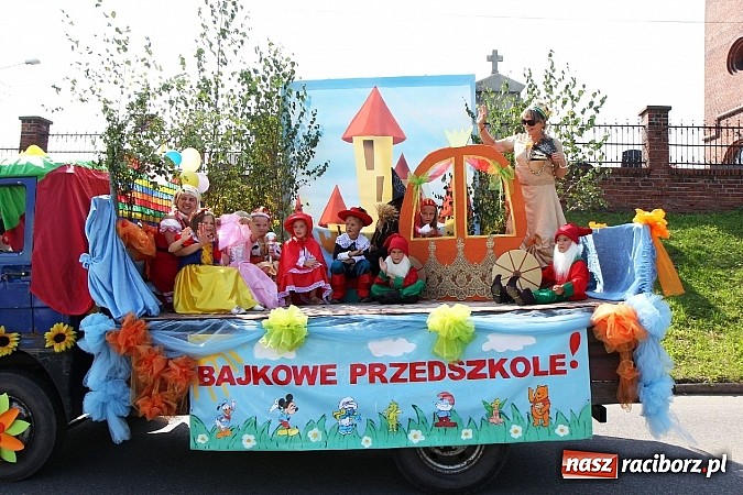 Zdjęcie w galerii na portalu naszraciborz.pl: Potężny korowód dożynkowy w Lubomi! Zobacz jak się bawią nasi sąsiedzi wiadomości z regionu