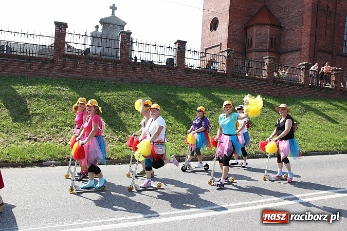 Zdjęcie w galerii na portalu naszraciborz.pl: Potężny korowód dożynkowy w Lubomi! Zobacz jak się bawią nasi sąsiedzi wiadomości z regionu