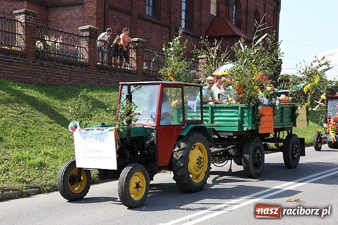 Zdjęcie w galerii na portalu naszraciborz.pl: Potężny korowód dożynkowy w Lubomi! Zobacz jak się bawią nasi sąsiedzi wiadomości z regionu