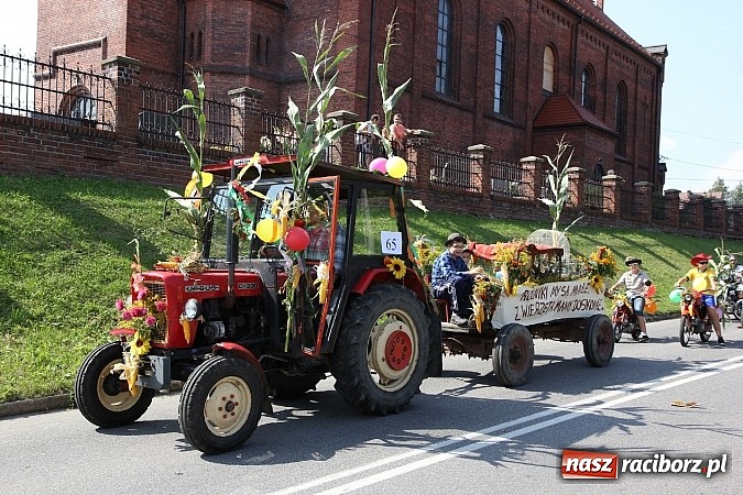 Zdjęcie w galerii na portalu naszraciborz.pl: Potężny korowód dożynkowy w Lubomi! Zobacz jak się bawią nasi sąsiedzi wiadomości z regionu
