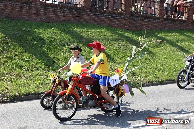 Zdjęcie w galerii na portalu naszraciborz.pl: Potężny korowód dożynkowy w Lubomi! Zobacz jak się bawią nasi sąsiedzi wiadomości z regionu