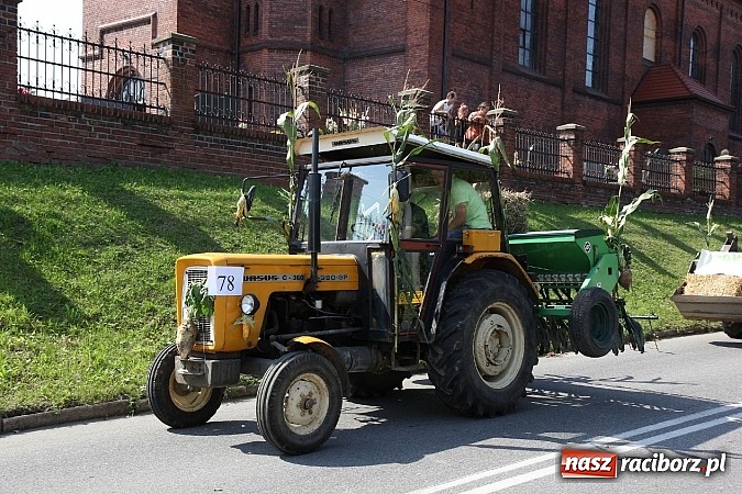 Zdjęcie w galerii na portalu naszraciborz.pl: Potężny korowód dożynkowy w Lubomi! Zobacz jak się bawią nasi sąsiedzi wiadomości z regionu