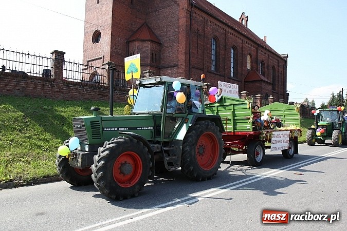 Zdjęcie w galerii na portalu naszraciborz.pl: Potężny korowód dożynkowy w Lubomi! Zobacz jak się bawią nasi sąsiedzi wiadomości z regionu