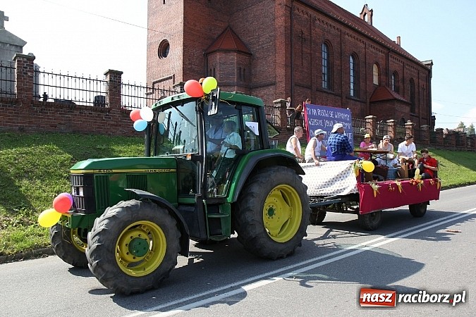 Zdjęcie w galerii na portalu naszraciborz.pl: Potężny korowód dożynkowy w Lubomi! Zobacz jak się bawią nasi sąsiedzi wiadomości z regionu