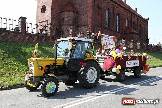 Zdjęcie w galerii na portalu naszraciborz.pl: Potężny korowód dożynkowy w Lubomi! Zobacz jak się bawią nasi sąsiedzi wiadomości z regionu