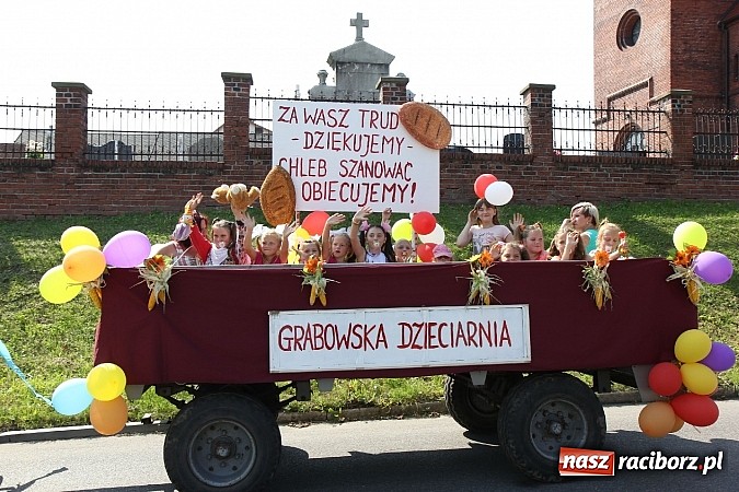 Zdjęcie w galerii na portalu naszraciborz.pl: Potężny korowód dożynkowy w Lubomi! Zobacz jak się bawią nasi sąsiedzi wiadomości z regionu