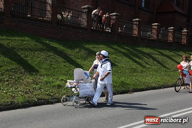 Zdjęcie w galerii na portalu naszraciborz.pl: Potężny korowód dożynkowy w Lubomi! Zobacz jak się bawią nasi sąsiedzi wiadomości z regionu