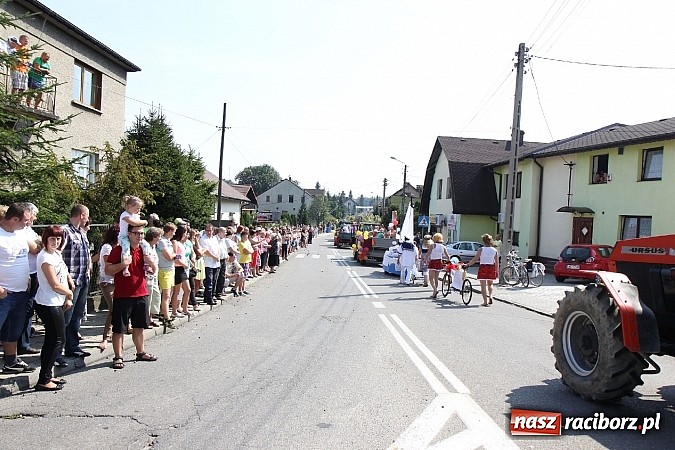 Zdjęcie w galerii na portalu naszraciborz.pl: Potężny korowód dożynkowy w Lubomi! Zobacz jak się bawią nasi sąsiedzi wiadomości z regionu