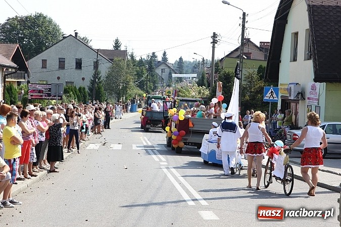 Zdjęcie w galerii na portalu naszraciborz.pl: Potężny korowód dożynkowy w Lubomi! Zobacz jak się bawią nasi sąsiedzi wiadomości z regionu