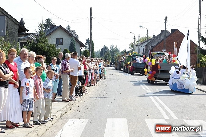 Zdjęcie w galerii na portalu naszraciborz.pl: Potężny korowód dożynkowy w Lubomi! Zobacz jak się bawią nasi sąsiedzi wiadomości z regionu