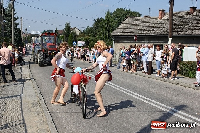 Zdjęcie w galerii na portalu naszraciborz.pl: Potężny korowód dożynkowy w Lubomi! Zobacz jak się bawią nasi sąsiedzi wiadomości z regionu