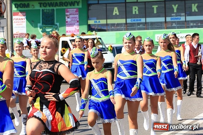 Zdjęcie w galerii na portalu naszraciborz.pl: Potężny korowód dożynkowy w Lubomi! Zobacz jak się bawią nasi sąsiedzi wiadomości z regionu