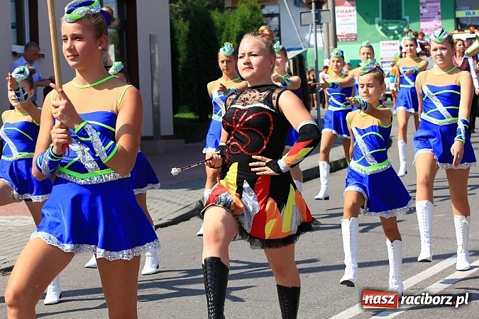 Zdjęcie w galerii na portalu naszraciborz.pl: Potężny korowód dożynkowy w Lubomi! Zobacz jak się bawią nasi sąsiedzi wiadomości z regionu