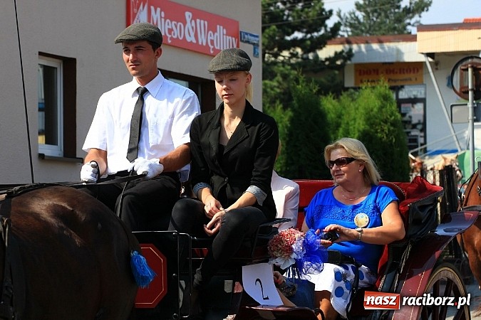 Zdjęcie w galerii na portalu naszraciborz.pl: Potężny korowód dożynkowy w Lubomi! Zobacz jak się bawią nasi sąsiedzi wiadomości z regionu