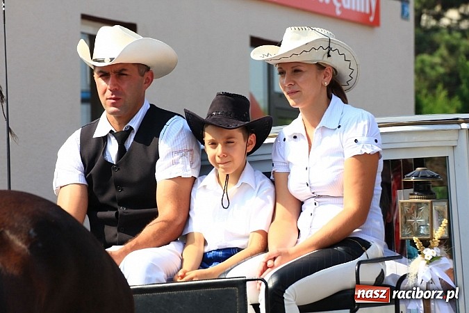 Zdjęcie w galerii na portalu naszraciborz.pl: Potężny korowód dożynkowy w Lubomi! Zobacz jak się bawią nasi sąsiedzi wiadomości z regionu
