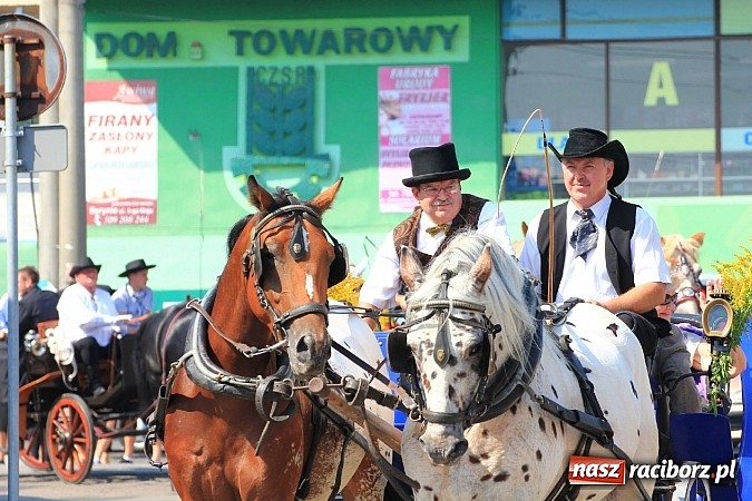 Zdjęcie w galerii na portalu naszraciborz.pl: Potężny korowód dożynkowy w Lubomi! Zobacz jak się bawią nasi sąsiedzi wiadomości z regionu