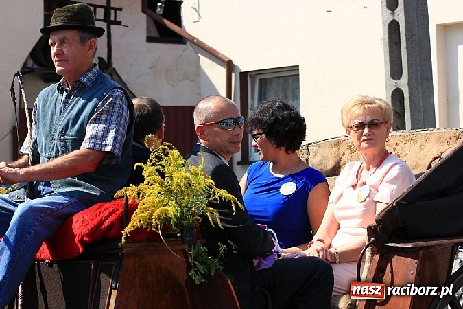 Zdjęcie w galerii na portalu naszraciborz.pl: Potężny korowód dożynkowy w Lubomi! Zobacz jak się bawią nasi sąsiedzi wiadomości z regionu