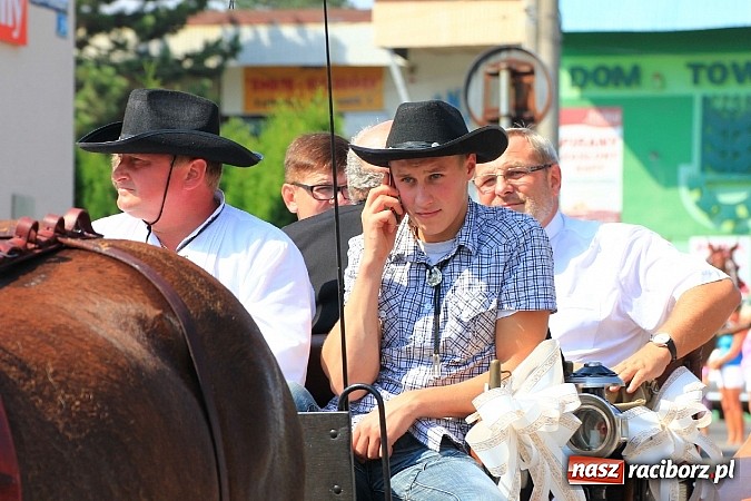 Zdjęcie w galerii na portalu naszraciborz.pl: Potężny korowód dożynkowy w Lubomi! Zobacz jak się bawią nasi sąsiedzi wiadomości z regionu