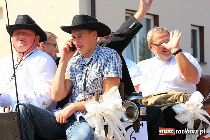 Zdjęcie w galerii na portalu naszraciborz.pl: Potężny korowód dożynkowy w Lubomi! Zobacz jak się bawią nasi sąsiedzi wiadomości z regionu
