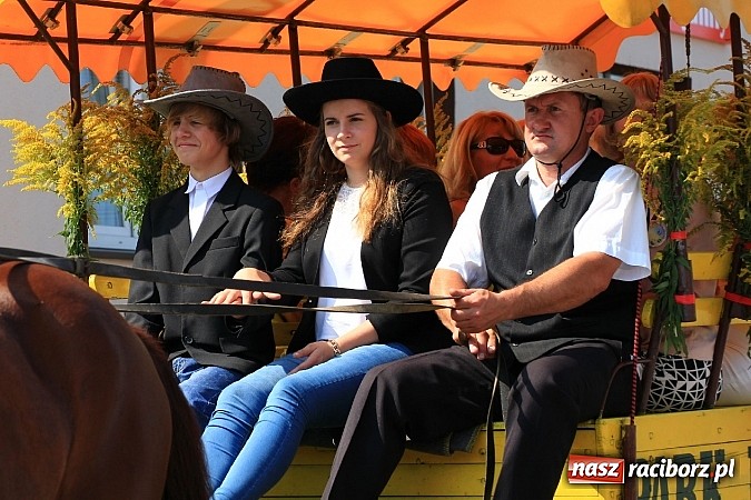 Zdjęcie w galerii na portalu naszraciborz.pl: Potężny korowód dożynkowy w Lubomi! Zobacz jak się bawią nasi sąsiedzi wiadomości z regionu