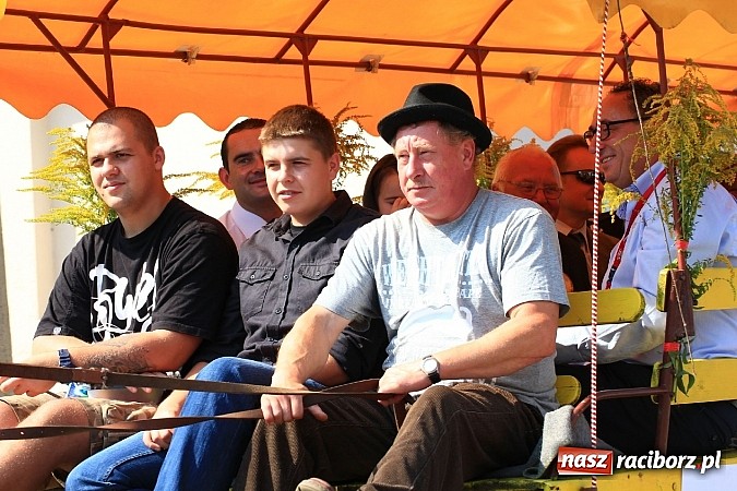Zdjęcie w galerii na portalu naszraciborz.pl: Potężny korowód dożynkowy w Lubomi! Zobacz jak się bawią nasi sąsiedzi wiadomości z regionu