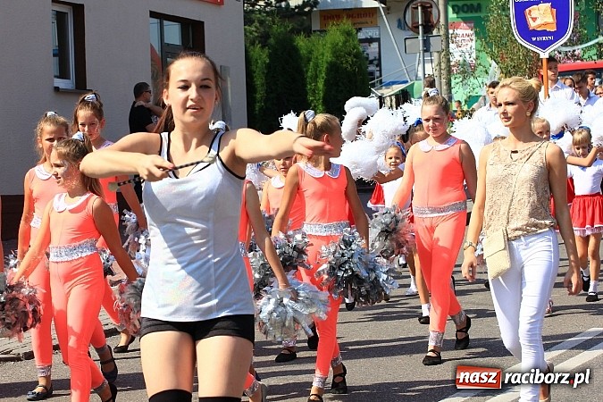 Zdjęcie w galerii na portalu naszraciborz.pl: Potężny korowód dożynkowy w Lubomi! Zobacz jak się bawią nasi sąsiedzi wiadomości z regionu