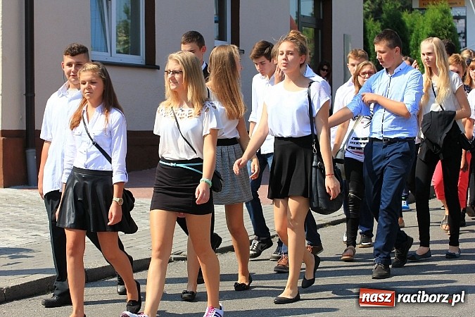 Zdjęcie w galerii na portalu naszraciborz.pl: Potężny korowód dożynkowy w Lubomi! Zobacz jak się bawią nasi sąsiedzi wiadomości z regionu
