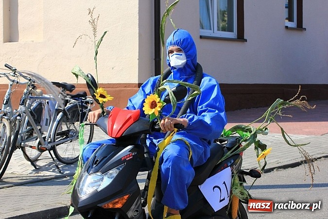 Zdjęcie w galerii na portalu naszraciborz.pl: Potężny korowód dożynkowy w Lubomi! Zobacz jak się bawią nasi sąsiedzi wiadomości z regionu