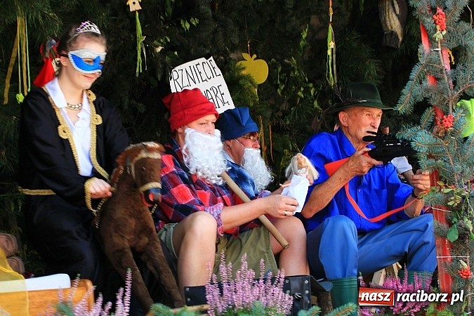 Zdjęcie w galerii na portalu naszraciborz.pl: Potężny korowód dożynkowy w Lubomi! Zobacz jak się bawią nasi sąsiedzi wiadomości z regionu