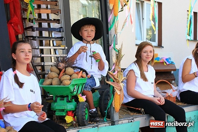 Zdjęcie w galerii na portalu naszraciborz.pl: Potężny korowód dożynkowy w Lubomi! Zobacz jak się bawią nasi sąsiedzi wiadomości z regionu