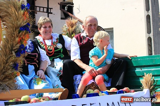 Zdjęcie w galerii na portalu naszraciborz.pl: Potężny korowód dożynkowy w Lubomi! Zobacz jak się bawią nasi sąsiedzi wiadomości z regionu
