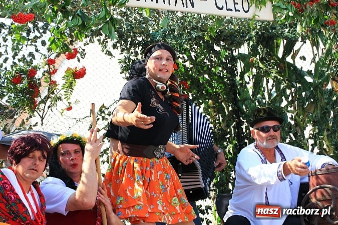 Zdjęcie w galerii na portalu naszraciborz.pl: Potężny korowód dożynkowy w Lubomi! Zobacz jak się bawią nasi sąsiedzi wiadomości z regionu