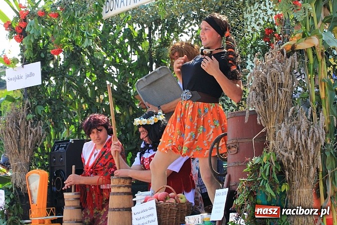 Zdjęcie w galerii na portalu naszraciborz.pl: Potężny korowód dożynkowy w Lubomi! Zobacz jak się bawią nasi sąsiedzi wiadomości z regionu