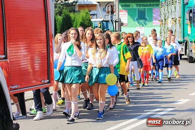 Zdjęcie w galerii na portalu naszraciborz.pl: Potężny korowód dożynkowy w Lubomi! Zobacz jak się bawią nasi sąsiedzi wiadomości z regionu