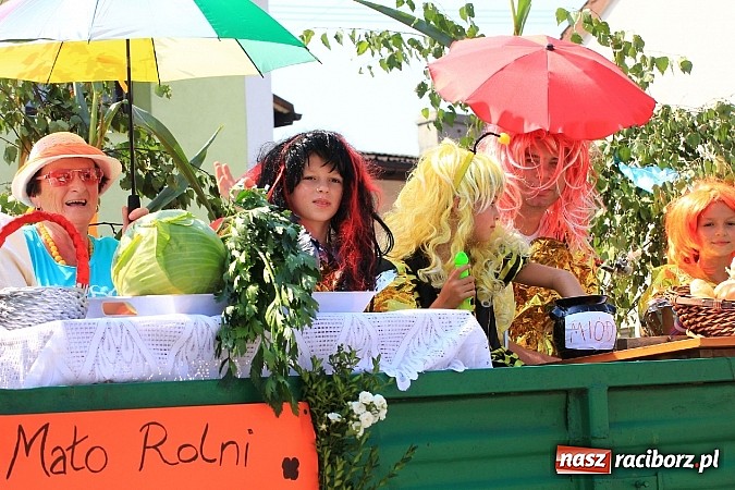Zdjęcie w galerii na portalu naszraciborz.pl: Potężny korowód dożynkowy w Lubomi! Zobacz jak się bawią nasi sąsiedzi wiadomości z regionu