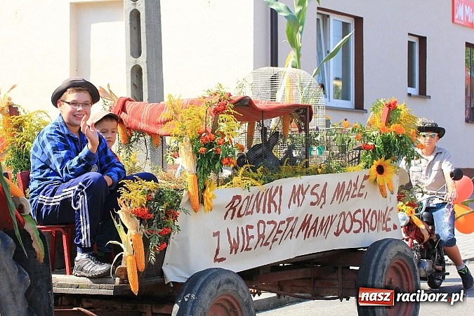 Zdjęcie w galerii na portalu naszraciborz.pl: Potężny korowód dożynkowy w Lubomi! Zobacz jak się bawią nasi sąsiedzi wiadomości z regionu
