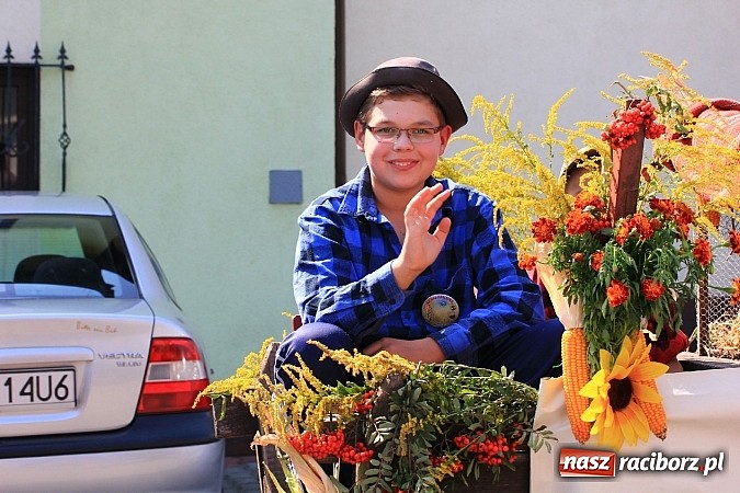 Zdjęcie w galerii na portalu naszraciborz.pl: Potężny korowód dożynkowy w Lubomi! Zobacz jak się bawią nasi sąsiedzi wiadomości z regionu