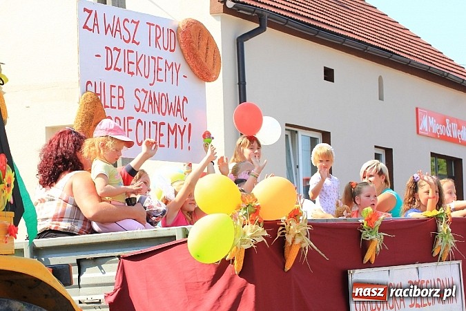 Zdjęcie w galerii na portalu naszraciborz.pl: Potężny korowód dożynkowy w Lubomi! Zobacz jak się bawią nasi sąsiedzi wiadomości z regionu