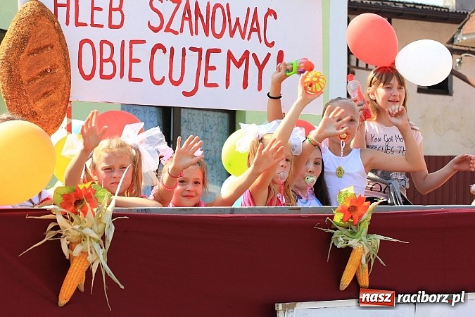Zdjęcie w galerii na portalu naszraciborz.pl: Potężny korowód dożynkowy w Lubomi! Zobacz jak się bawią nasi sąsiedzi wiadomości z regionu