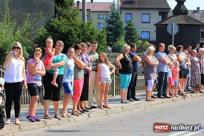 Zdjęcie w galerii na portalu naszraciborz.pl: Potężny korowód dożynkowy w Lubomi! Zobacz jak się bawią nasi sąsiedzi wiadomości z regionu