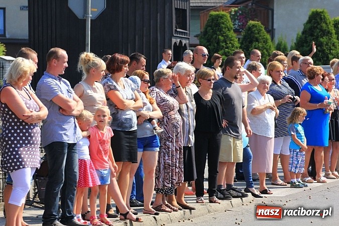 Zdjęcie w galerii na portalu naszraciborz.pl: Potężny korowód dożynkowy w Lubomi! Zobacz jak się bawią nasi sąsiedzi wiadomości z regionu