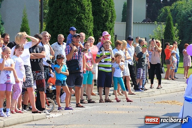Zdjęcie w galerii na portalu naszraciborz.pl: Potężny korowód dożynkowy w Lubomi! Zobacz jak się bawią nasi sąsiedzi wiadomości z regionu