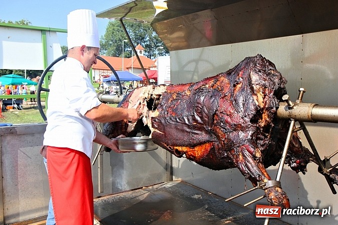 Zdjęcie w galerii na portalu naszraciborz.pl: Pyszna wołowina na dożynkach gminnych na Grab&oacute;wce prosto od Ernestyna Janety! wiadomości z regionu