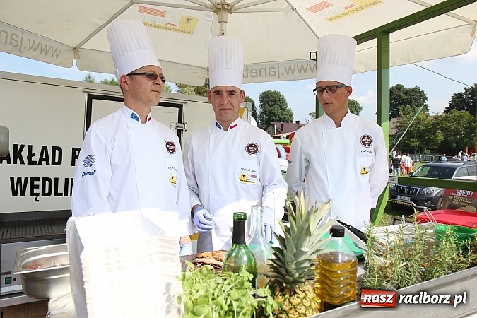 Zdjęcie w galerii na portalu naszraciborz.pl: Pyszna wołowina na dożynkach gminnych na Grab&oacute;wce prosto od Ernestyna Janety! wiadomości z regionu