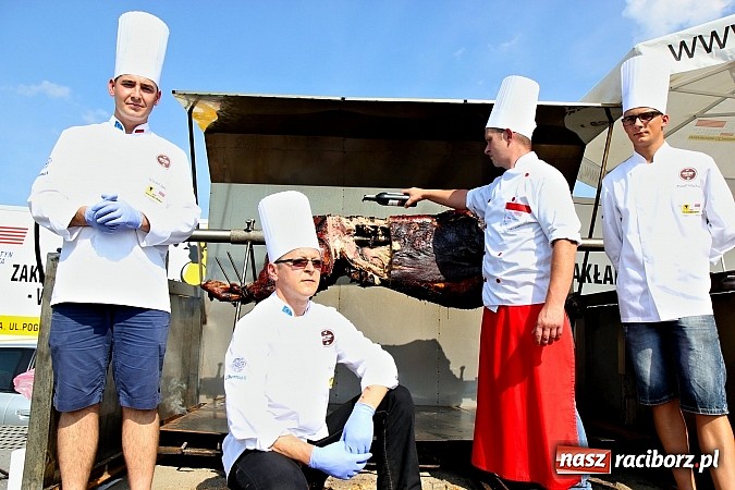 Zdjęcie w galerii na portalu naszraciborz.pl: Pyszna wołowina na dożynkach gminnych na Grab&oacute;wce prosto od Ernestyna Janety! wiadomości z regionu