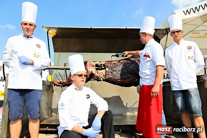 Zdjęcie w galerii na portalu naszraciborz.pl: Pyszna wołowina na dożynkach gminnych na Grab&oacute;wce prosto od Ernestyna Janety! wiadomości z regionu