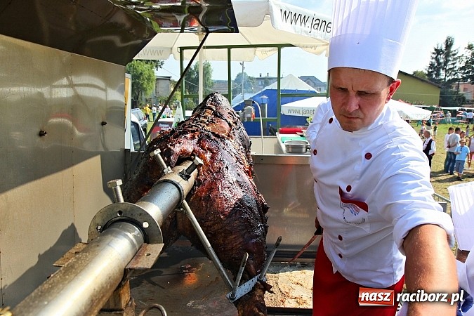Zdjęcie w galerii na portalu naszraciborz.pl: Pyszna wołowina na dożynkach gminnych na Grab&oacute;wce prosto od Ernestyna Janety! wiadomości z regionu
