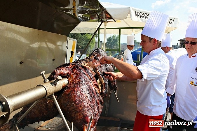 Zdjęcie w galerii na portalu naszraciborz.pl: Pyszna wołowina na dożynkach gminnych na Grab&oacute;wce prosto od Ernestyna Janety! wiadomości z regionu