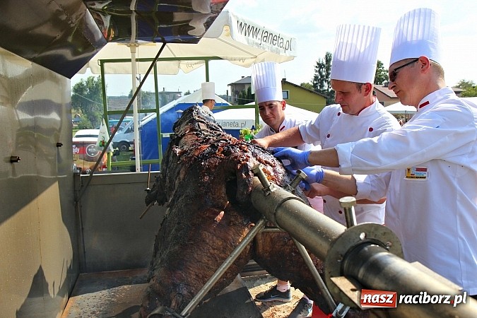 Zdjęcie w galerii na portalu naszraciborz.pl: Pyszna wołowina na dożynkach gminnych na Grab&oacute;wce prosto od Ernestyna Janety! wiadomości z regionu